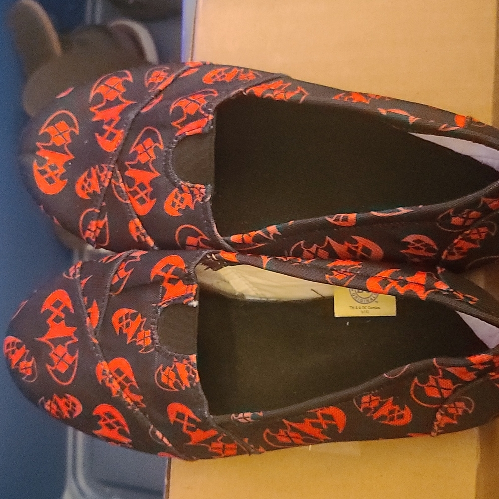 Size large Harley Quinn shoes from hot topic